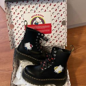 NEW ❤️❤️❤️ Dr. Martens Discontinued hello Kitty Jadon size 5 US NEW